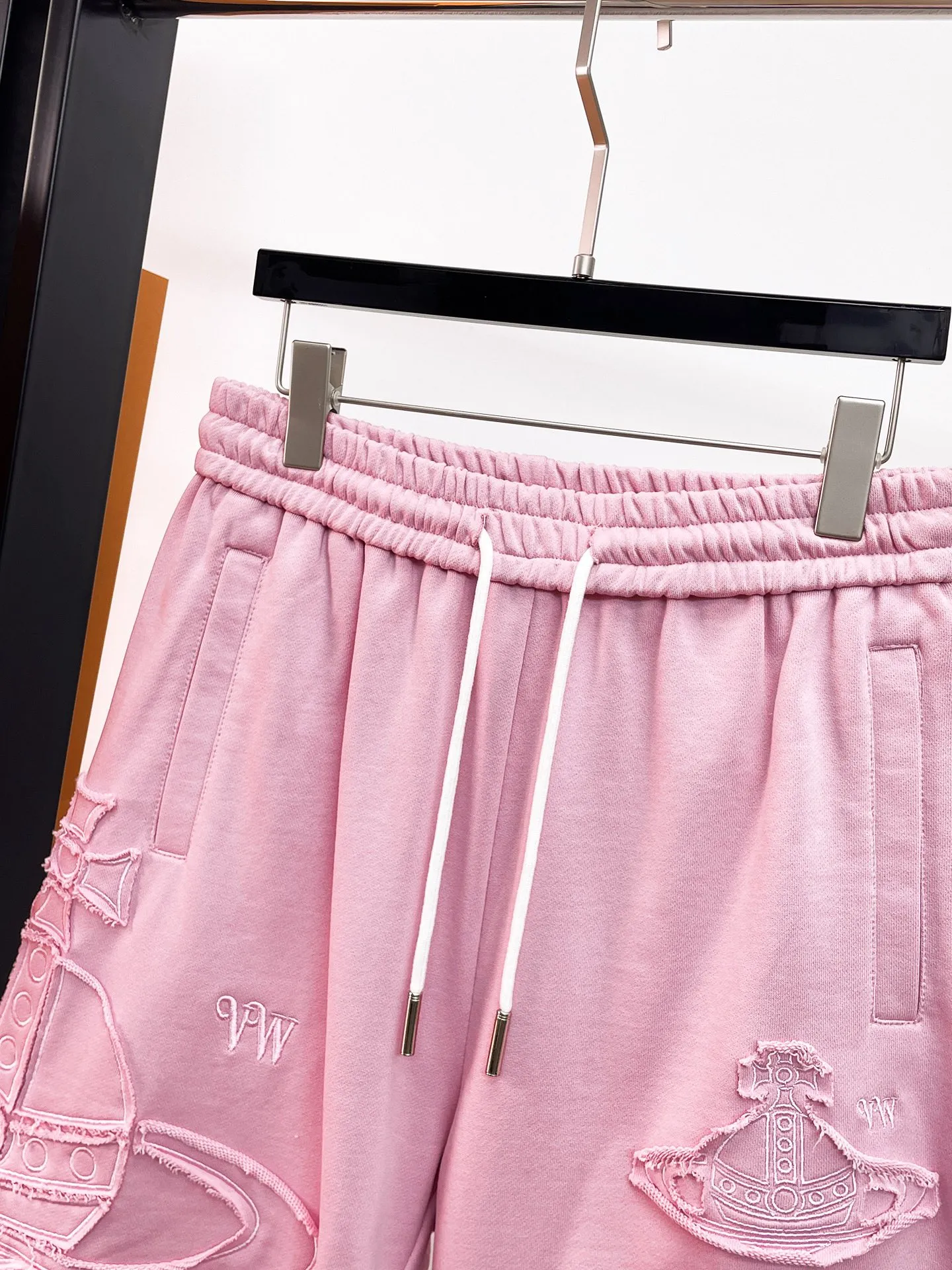 The Queen Mother's three-standard complete 2026 summer New Arrival men's casual shorts, advanced custom-made fabric Breathable fabric, Breathable elasticity and comfort, impeccable details, top-grade accessories, original logo design concept, delicate and soft feel! The upper body fit is awesome! Size: M-XXXL Please state your height and weight when ordering